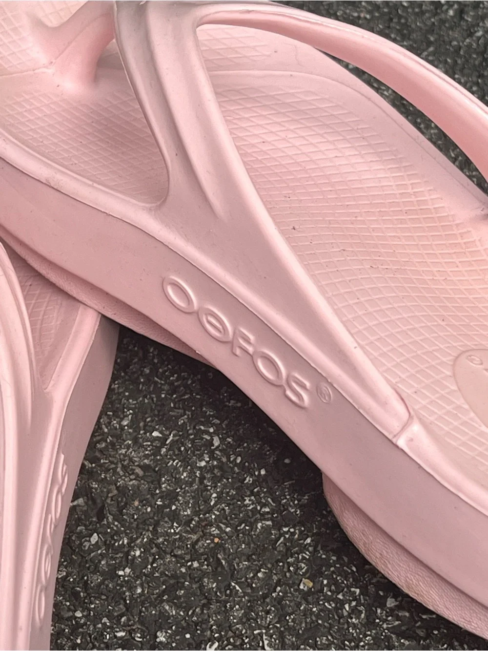 OOFOS Women's OOlala Sandals in Pale Pink